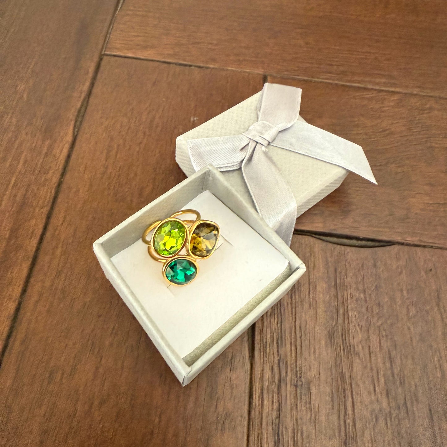 Anillo dorado con tres piedras – Diseño ajustable y elegante