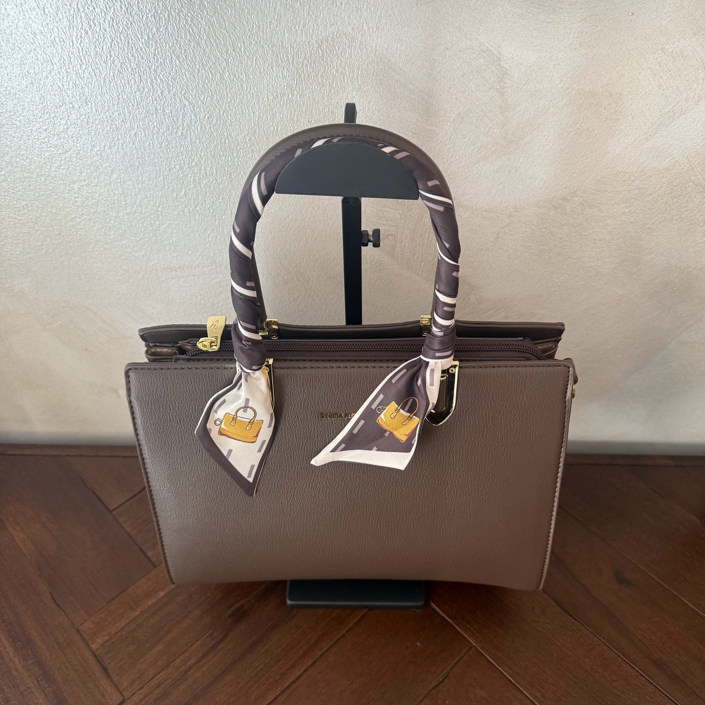 Bolso Elegancia Clásica con Asa Enfundada con pañuelo y Detalles Dorados