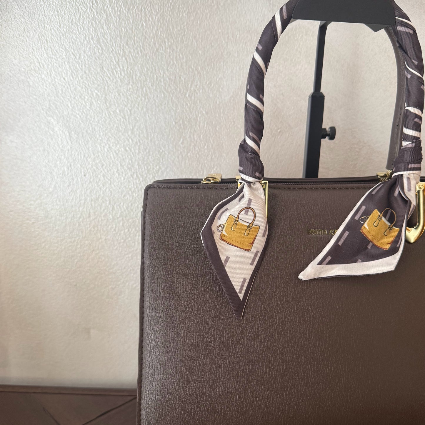 Bolso Elegancia Clásica con Asa Enfundada con pañuelo y Detalles Dorados