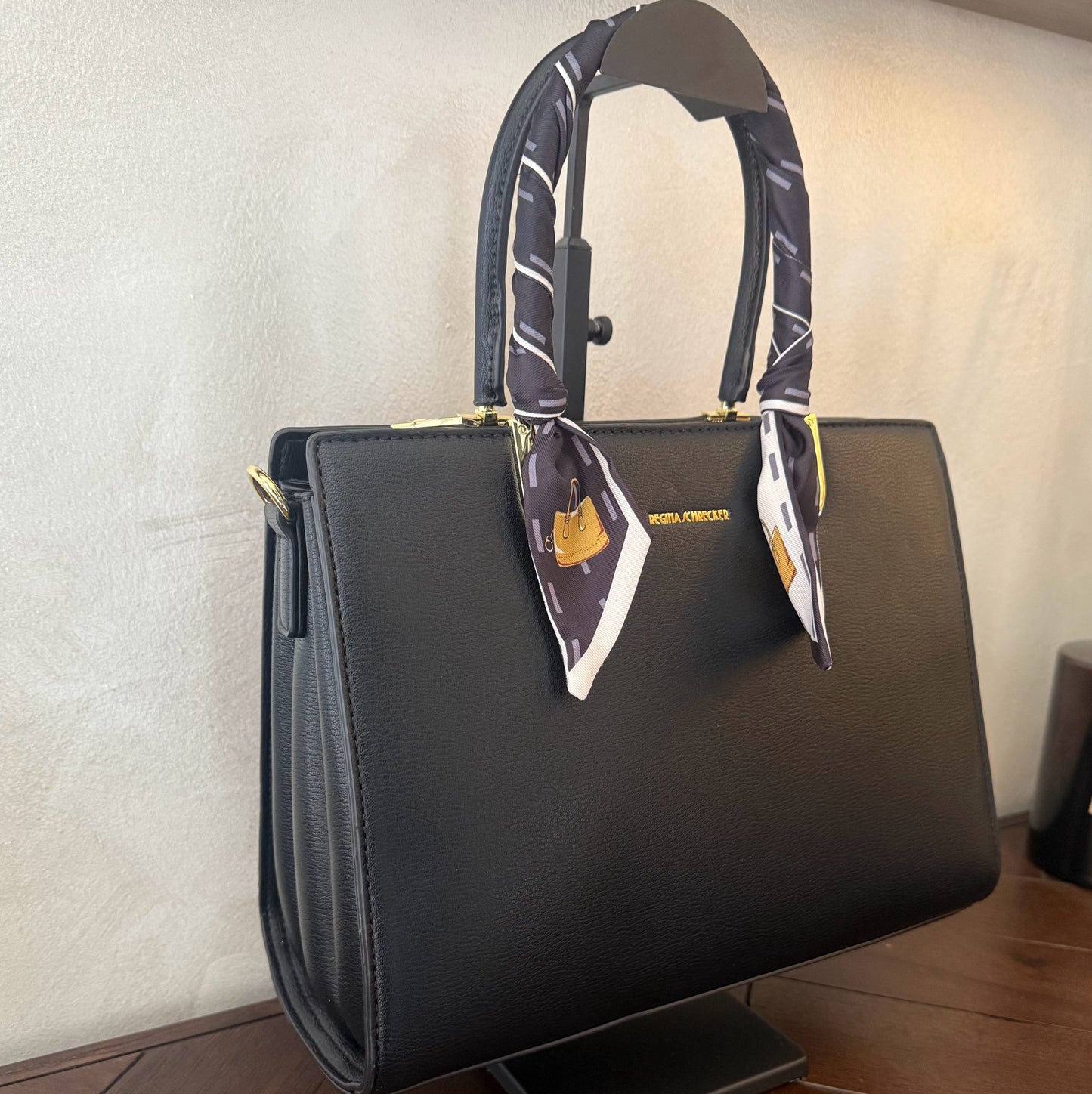 Bolso Elegancia Clásica con Asa Enfundada con pañuelo y Detalles Dorados
