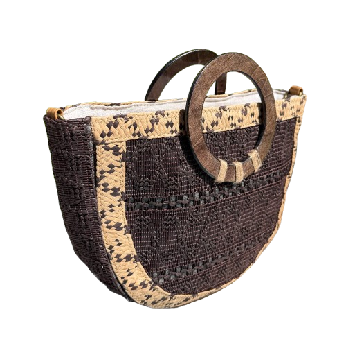 Bolso de mimbre marrón chocolate con asas de madera y bandolera extraíble.