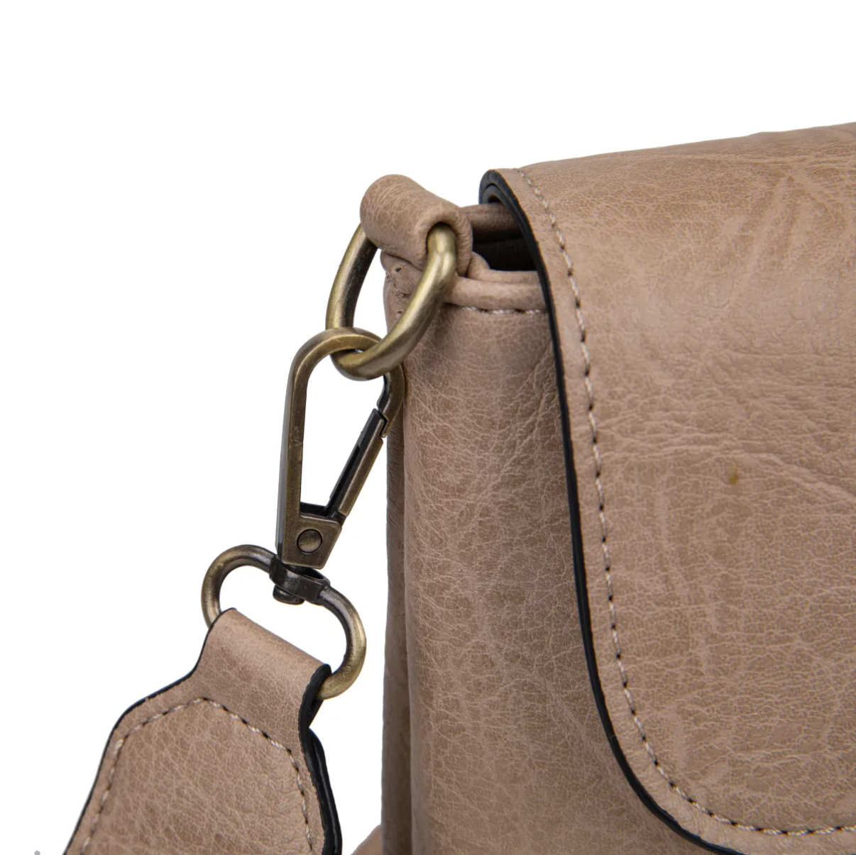 Bolso Bandolera con solapa y hebilla dorada decorativa.