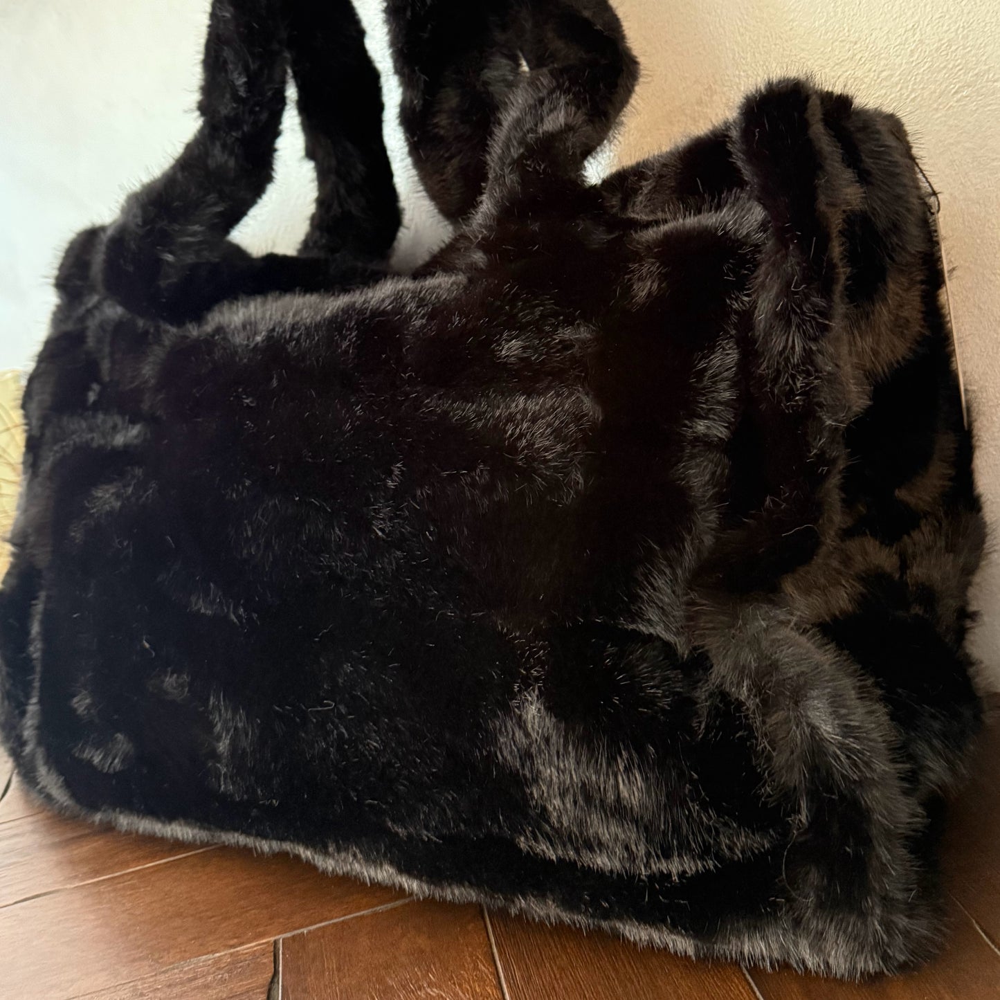 Bolso Shopper extra grande de pelo suave con asa corta y larga extreible.