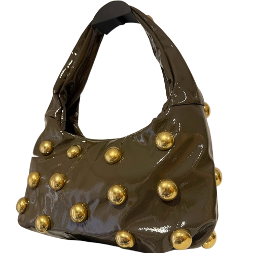 Bolso Hombro Efecto Charol con Tachuelas Doradas · Estilo Glam Rock