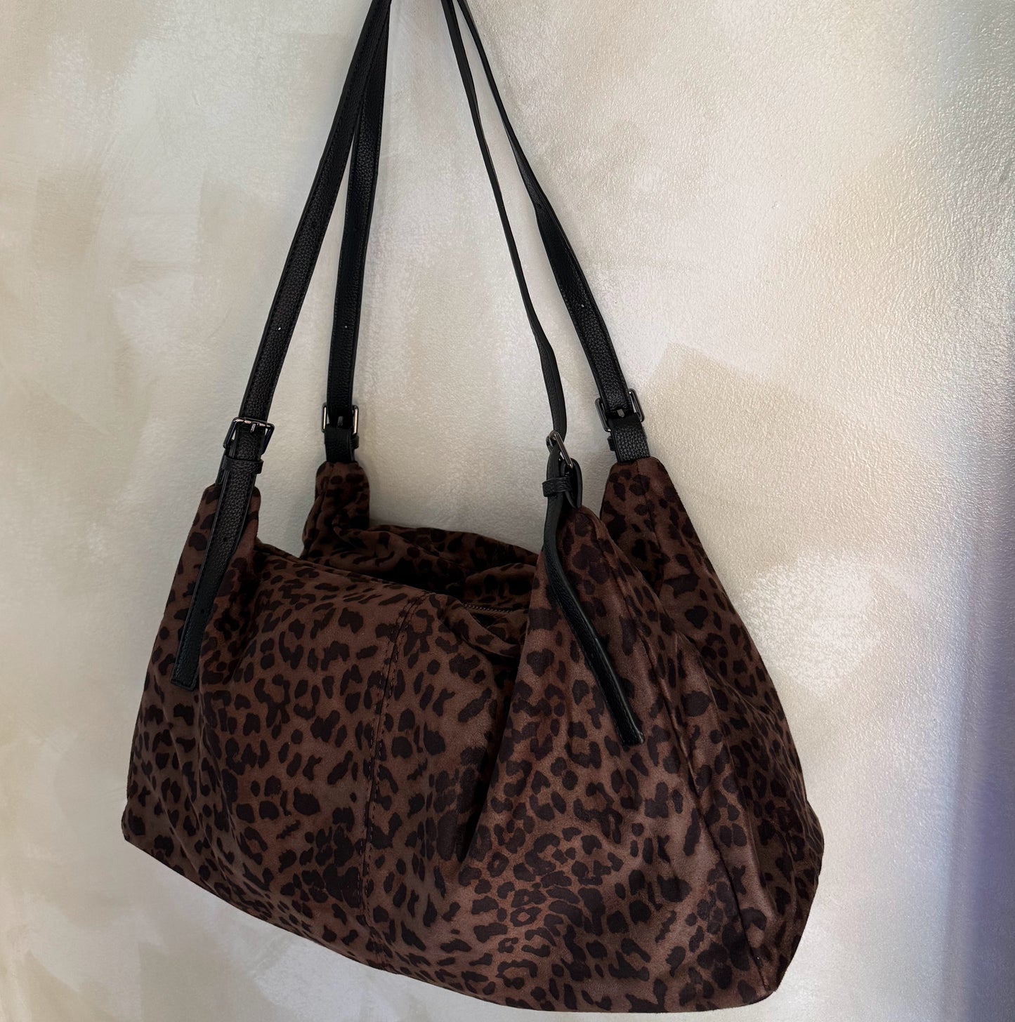 Bolso Animal Print Marrón con dos asas graduables.