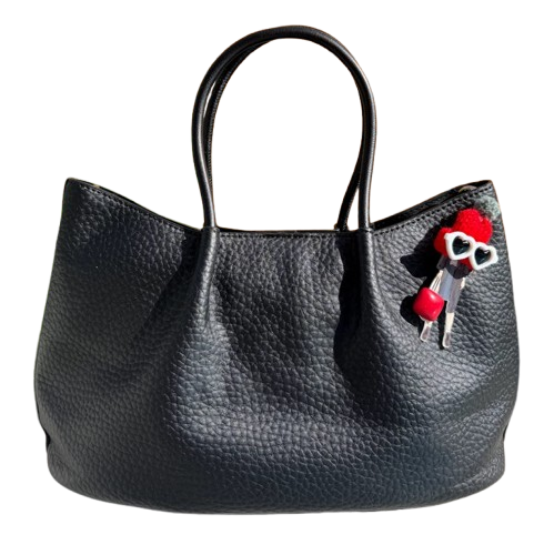 Bolso shopper con charm divertido y asa bandolera.