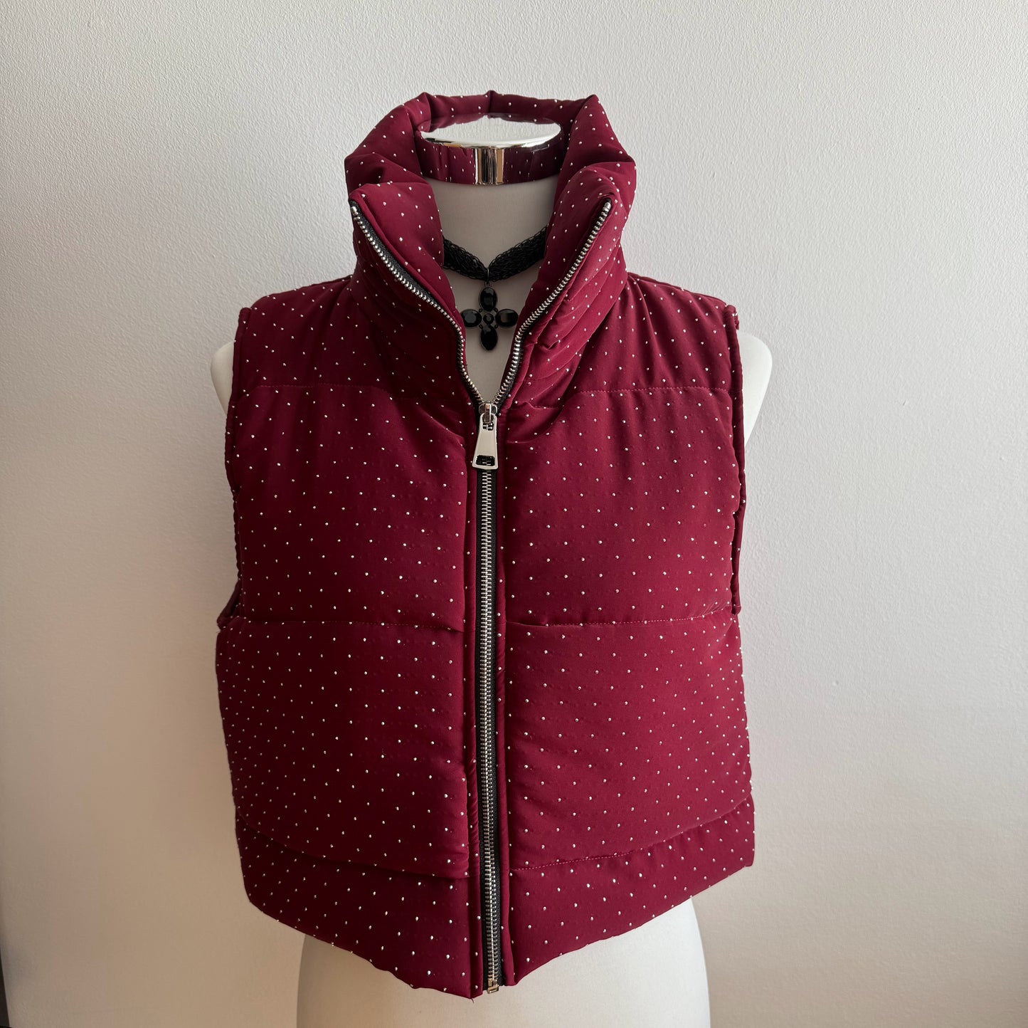 Chaleco acolchado con cremallera y tachuelas pequeñas