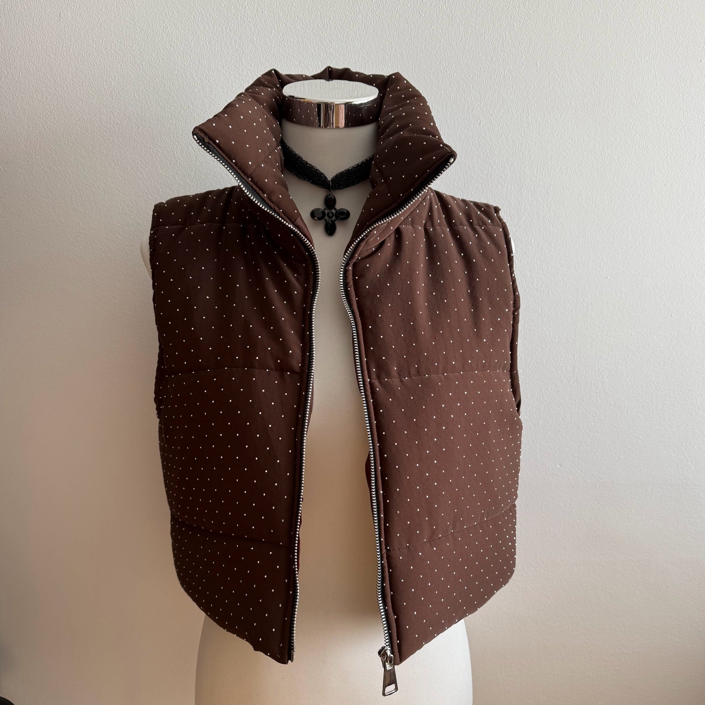 Chaleco acolchado con cremallera y tachuelas pequeñas