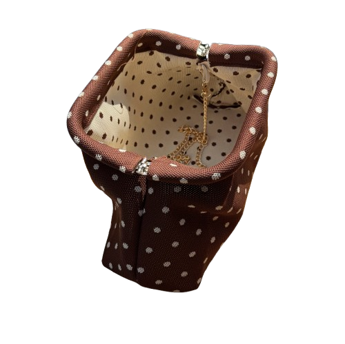 Bolso clutch marrón lunares con cadena dorada – estilo elegante