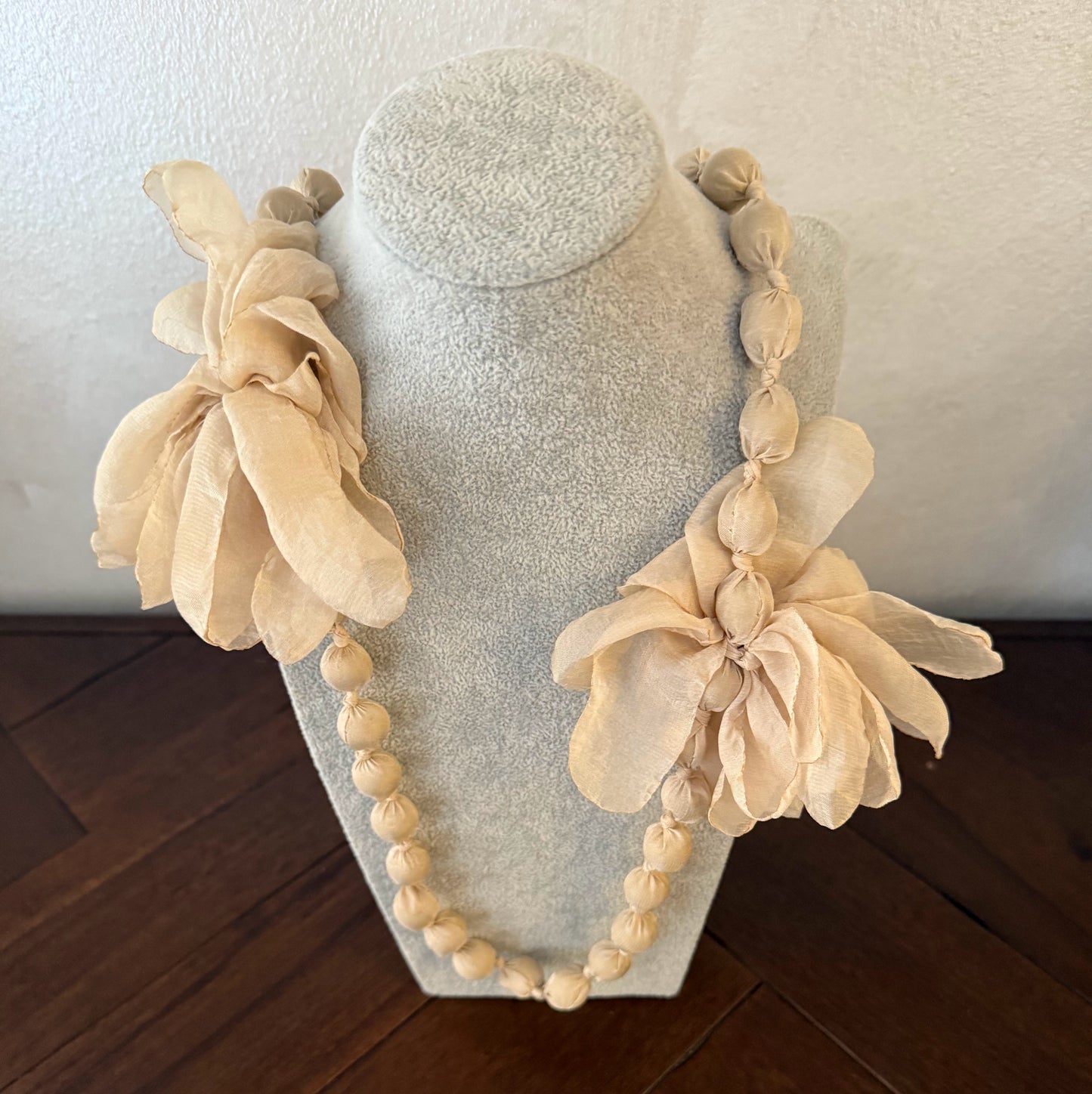 Collar en varios colores con flores de tela