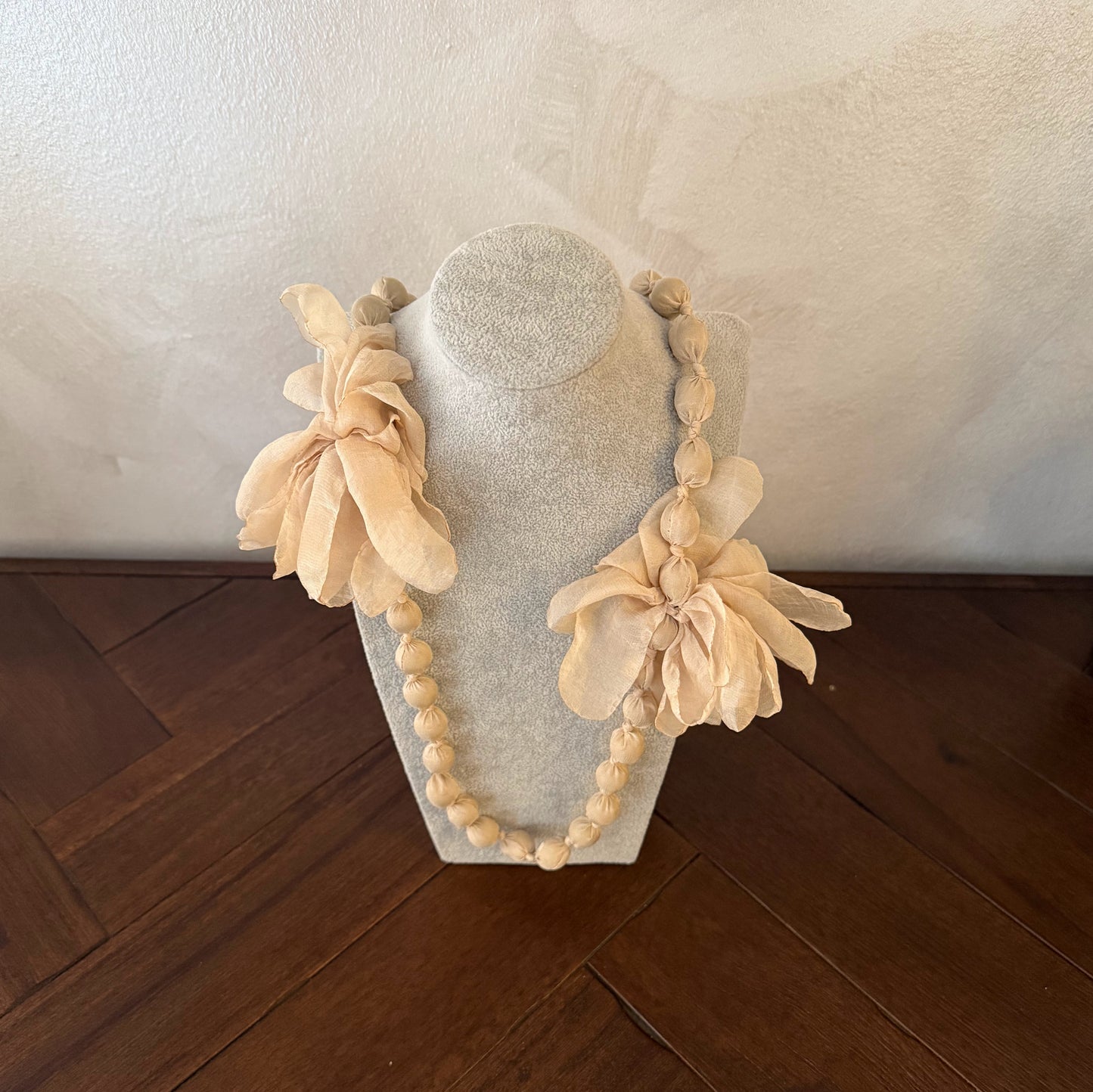 Collar en varios colores con flores de tela