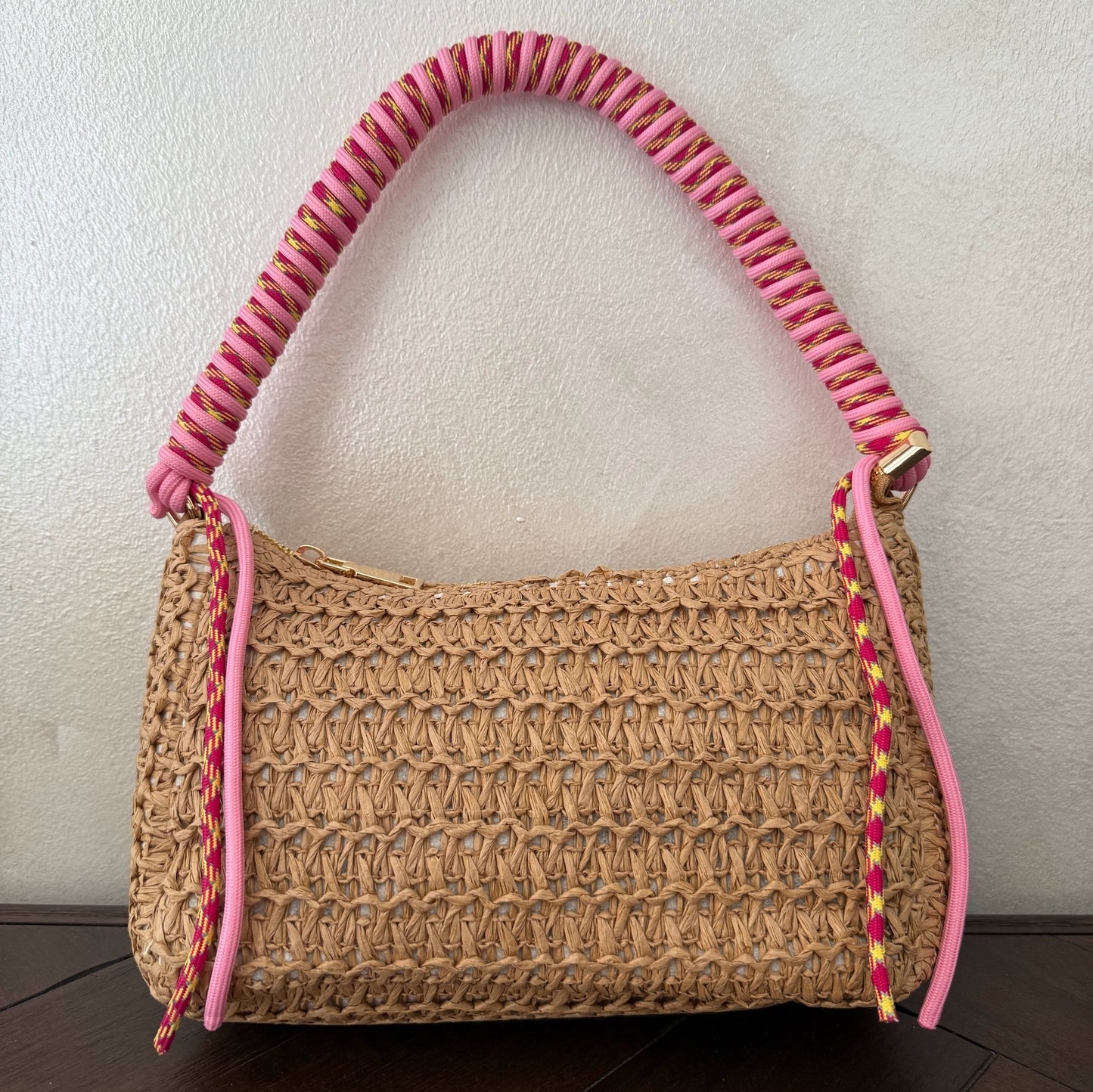 Bolso Rafia con diseño único y asa trenzada en rosa