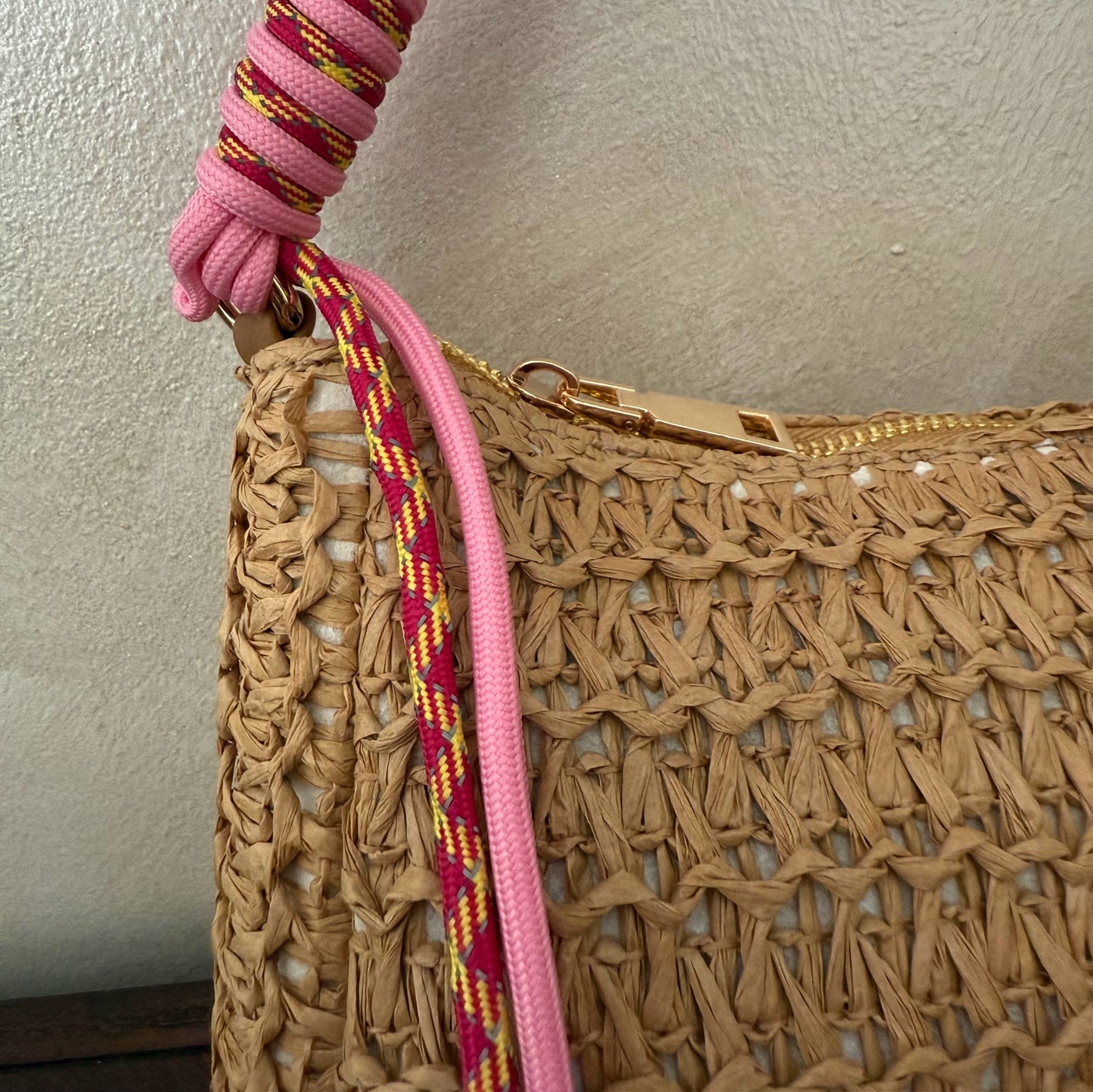 Bolso Rafia con diseño único y asa trenzada en rosa