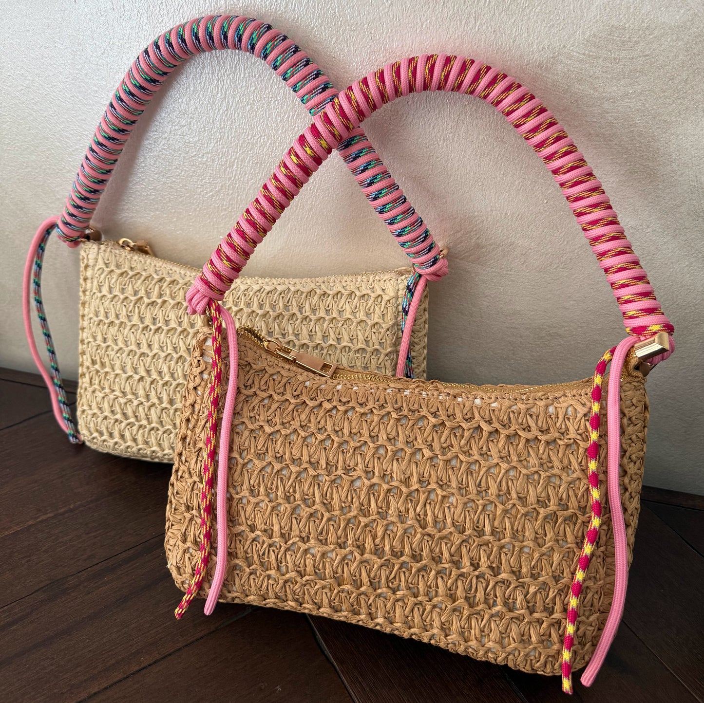 Bolso Rafia con diseño único y asa trenzada en rosa