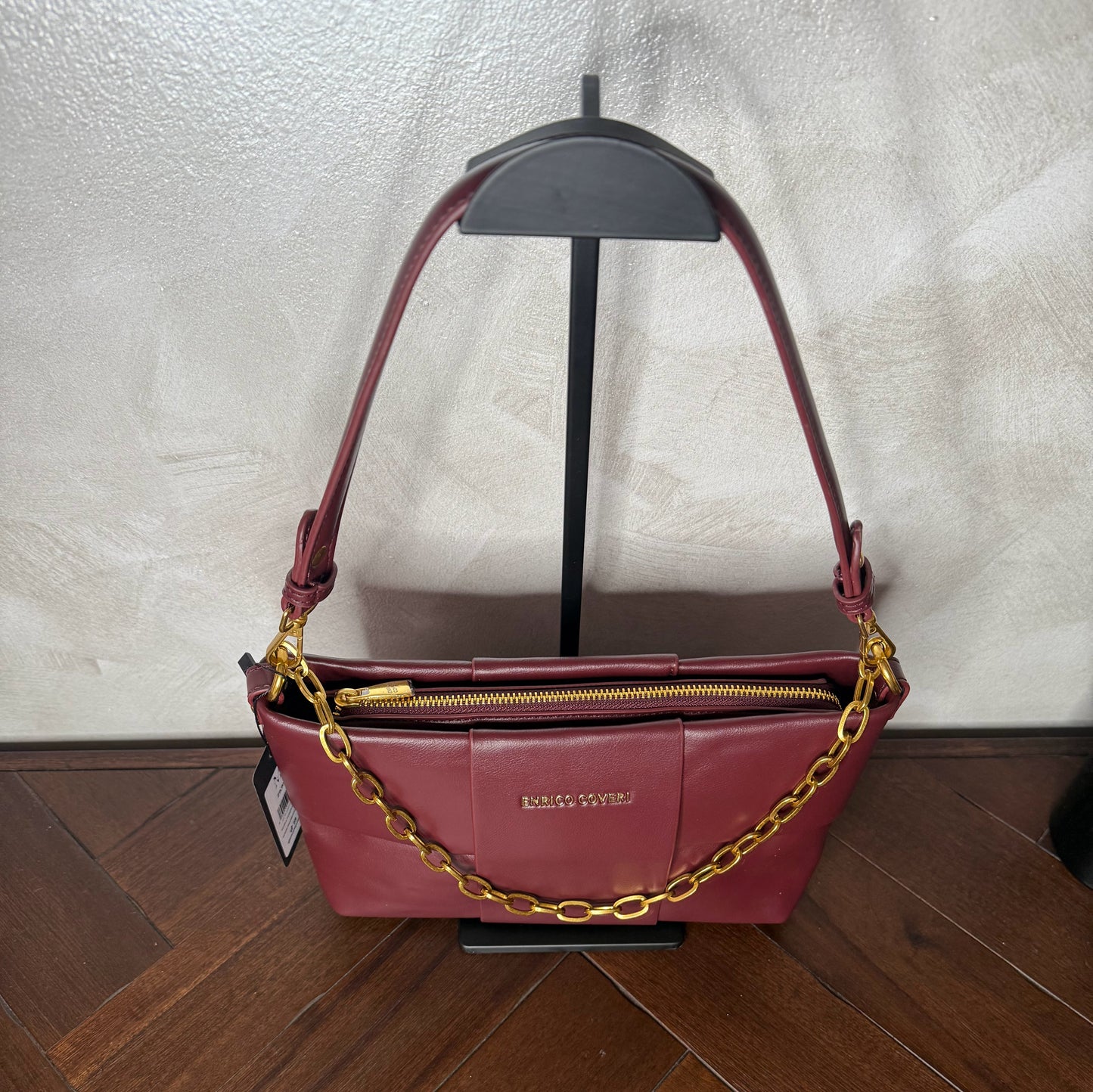 Bolso acolchado con cadena dorada, asa corta y bandolera