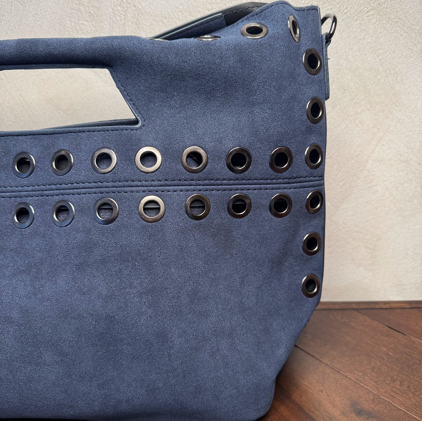 Bolso shopper con ojales metálicos