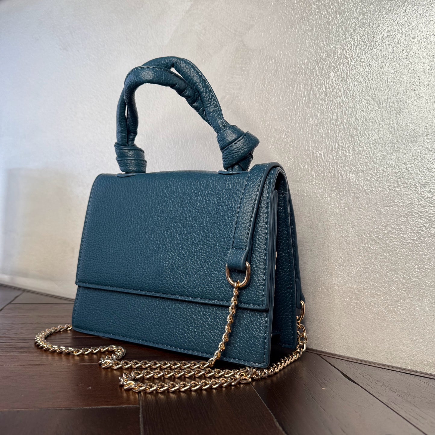 Mini bolso con asa anudada y cadena dorada