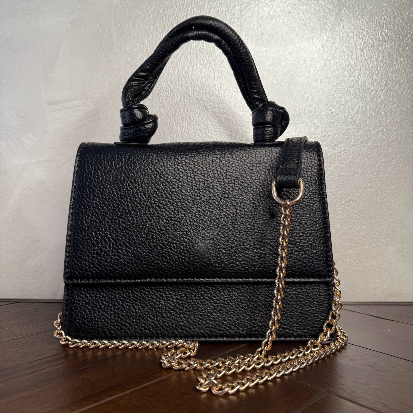 Mini bolso con asa anudada y cadena dorada