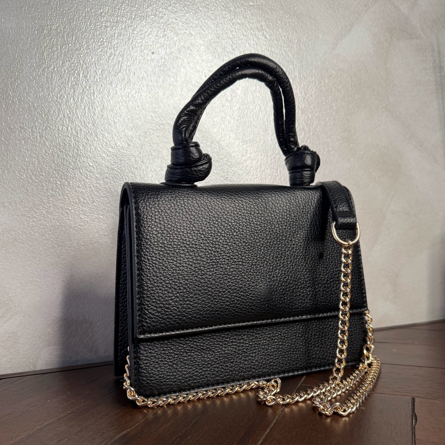 Mini bolso con asa anudada y cadena dorada