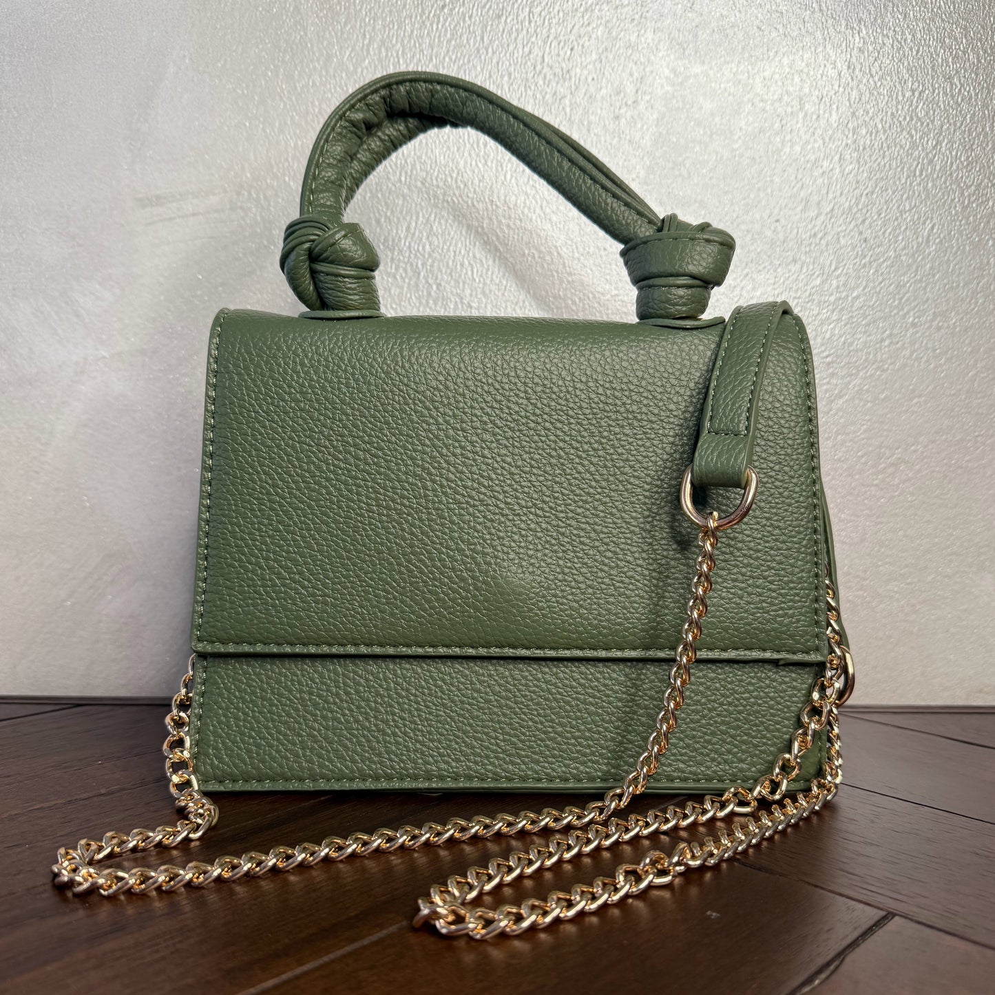 Mini bolso con asa anudada y cadena dorada