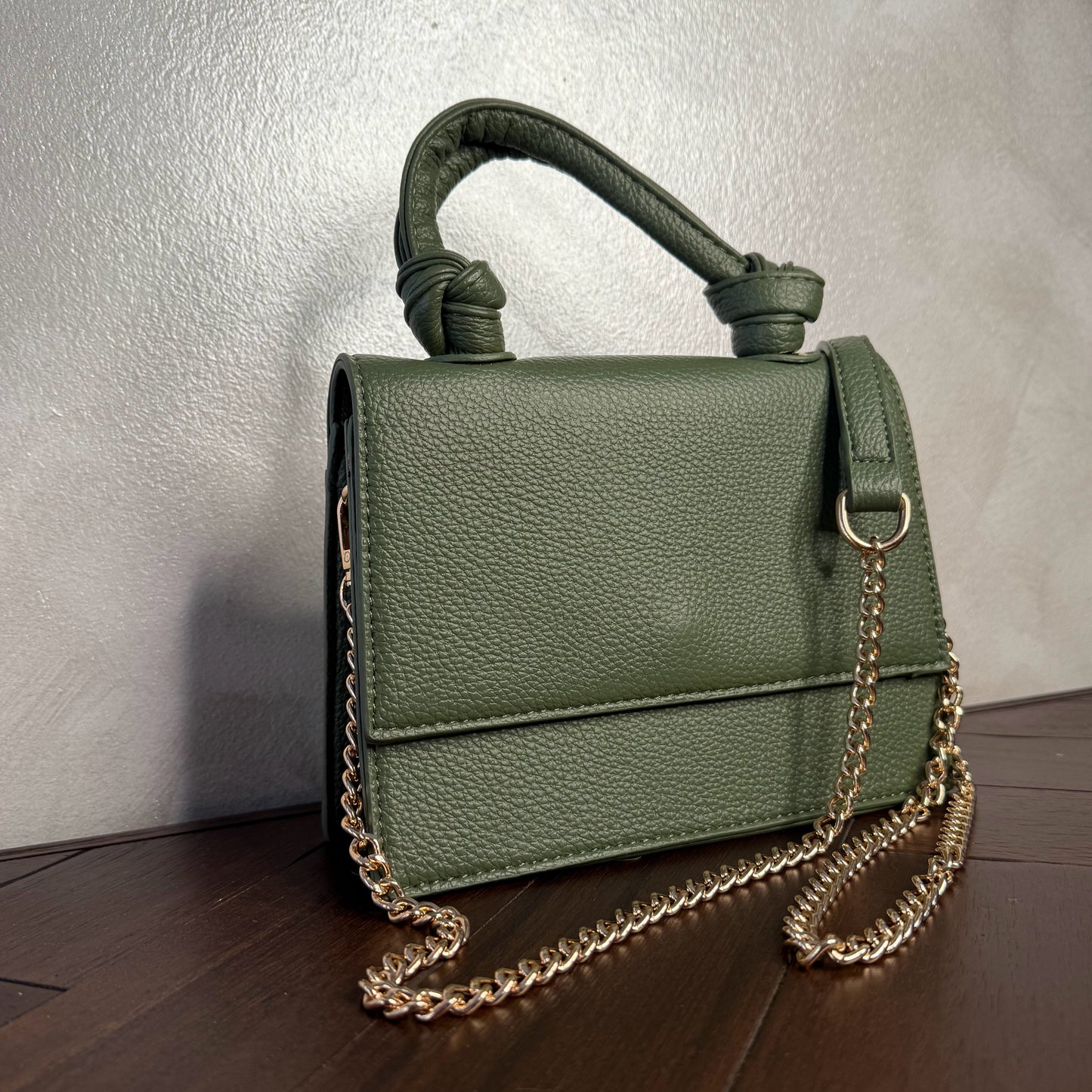Mini bolso con asa anudada y cadena dorada