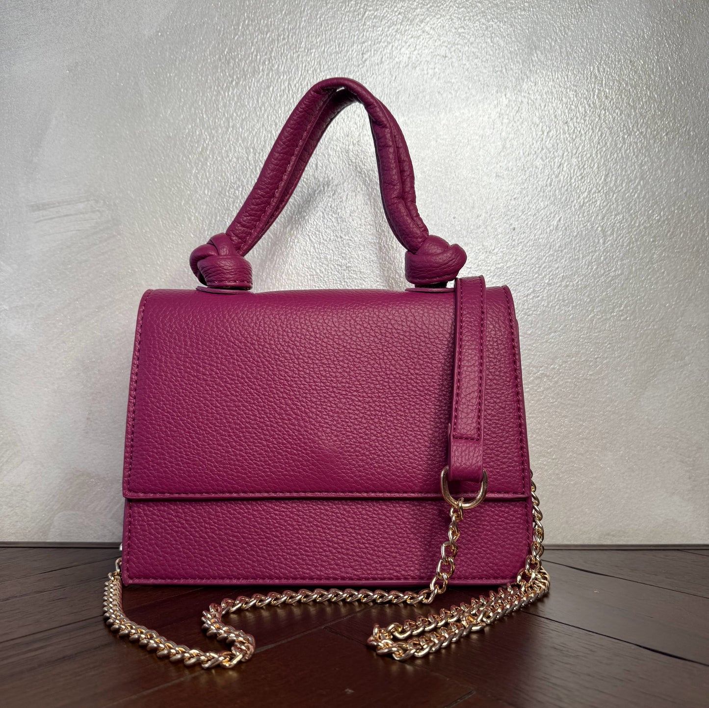Mini bolso con asa anudada y cadena dorada