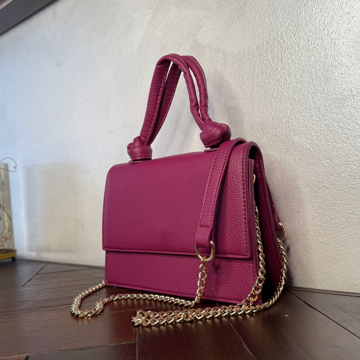Mini bolso con asa anudada y cadena dorada