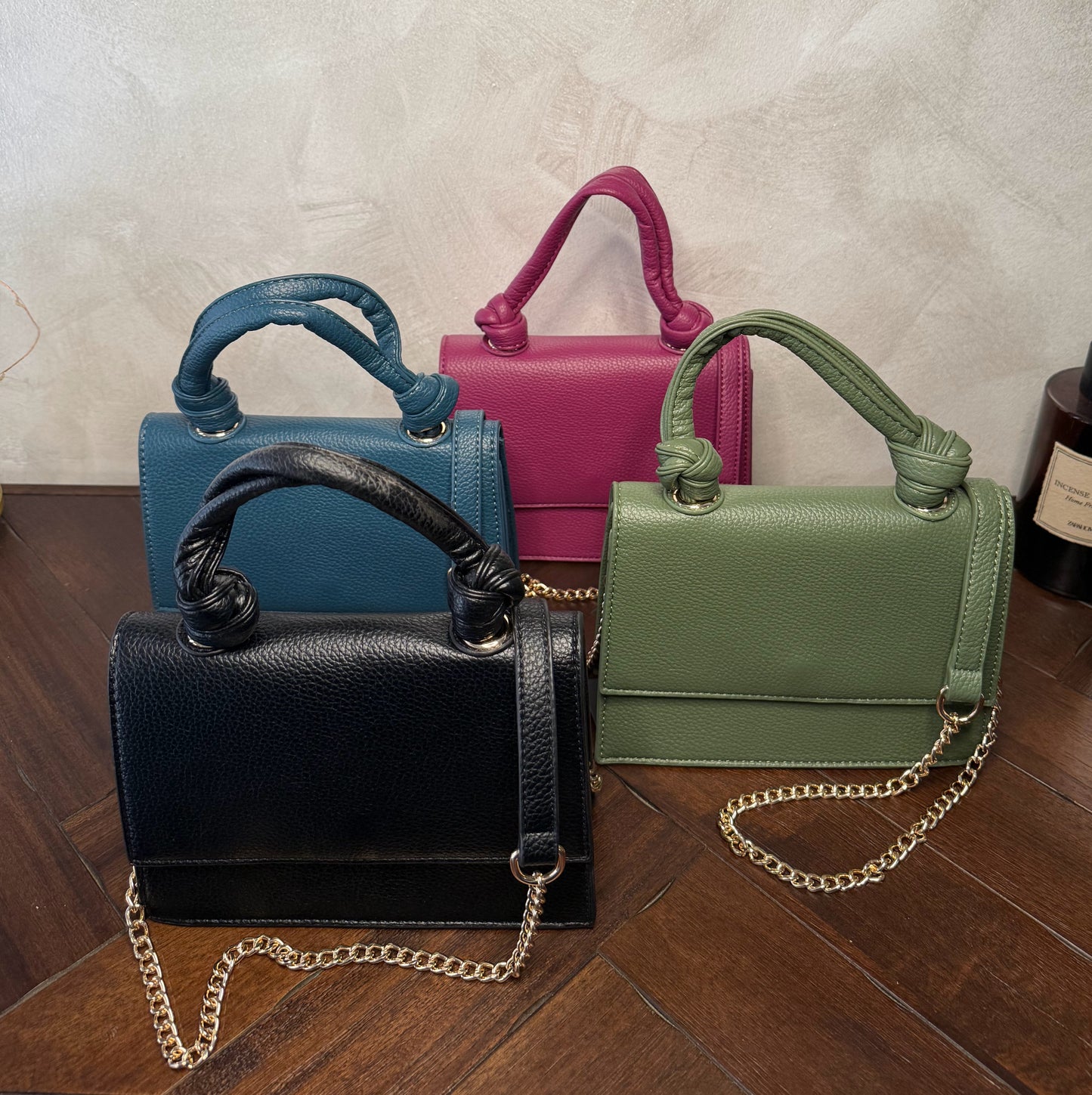 Mini bolso con asa anudada y cadena dorada