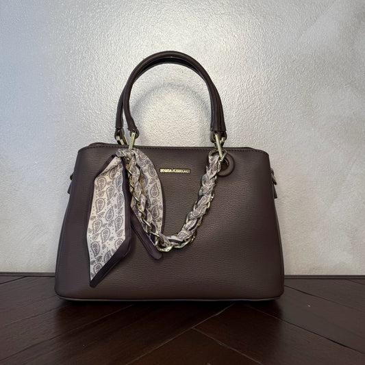 Bolso de mano con cadena y pañuelo decorativo