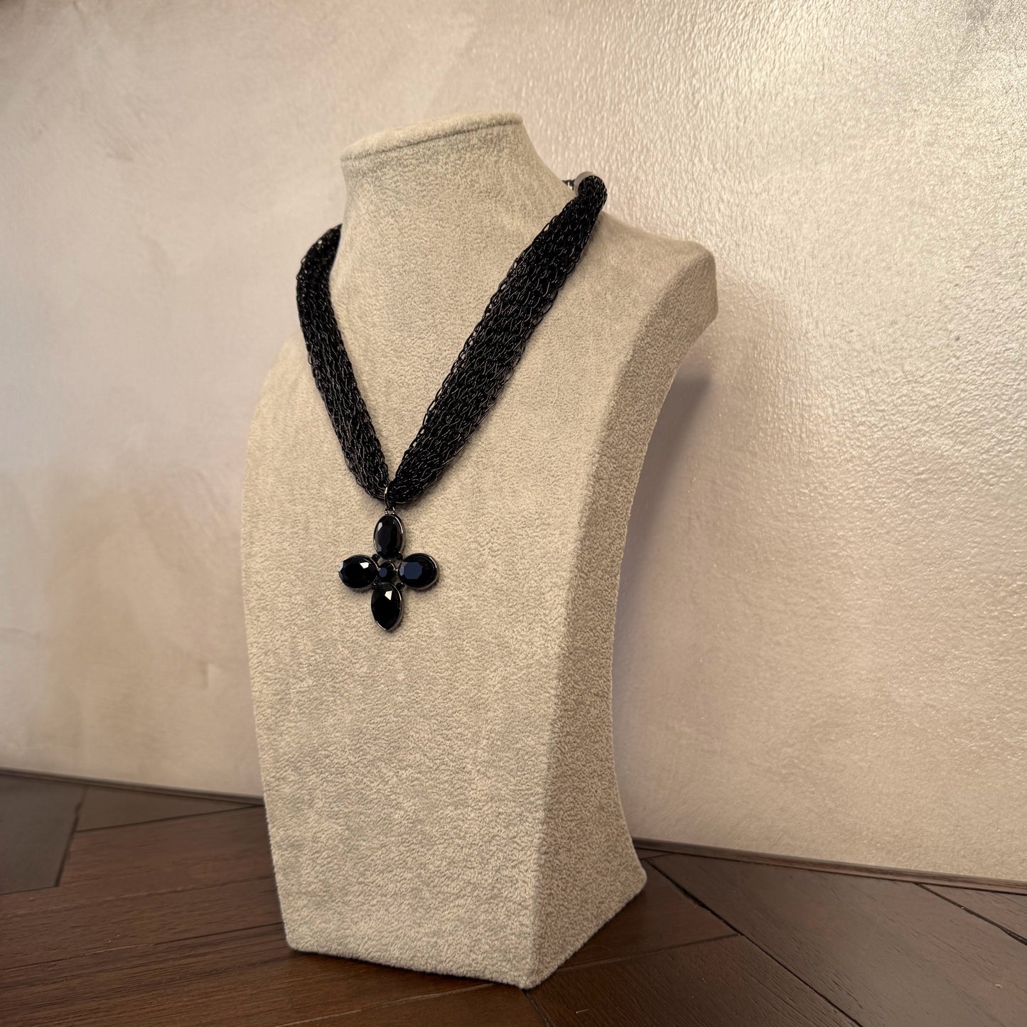 Collar con colgante de cruz y piedras facetadas.