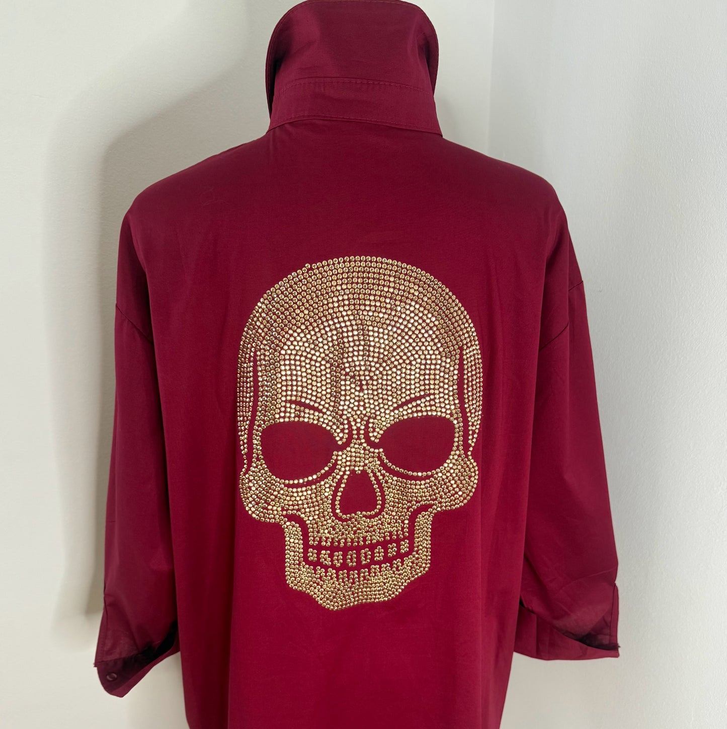 Camisa oversize con calavera de strass