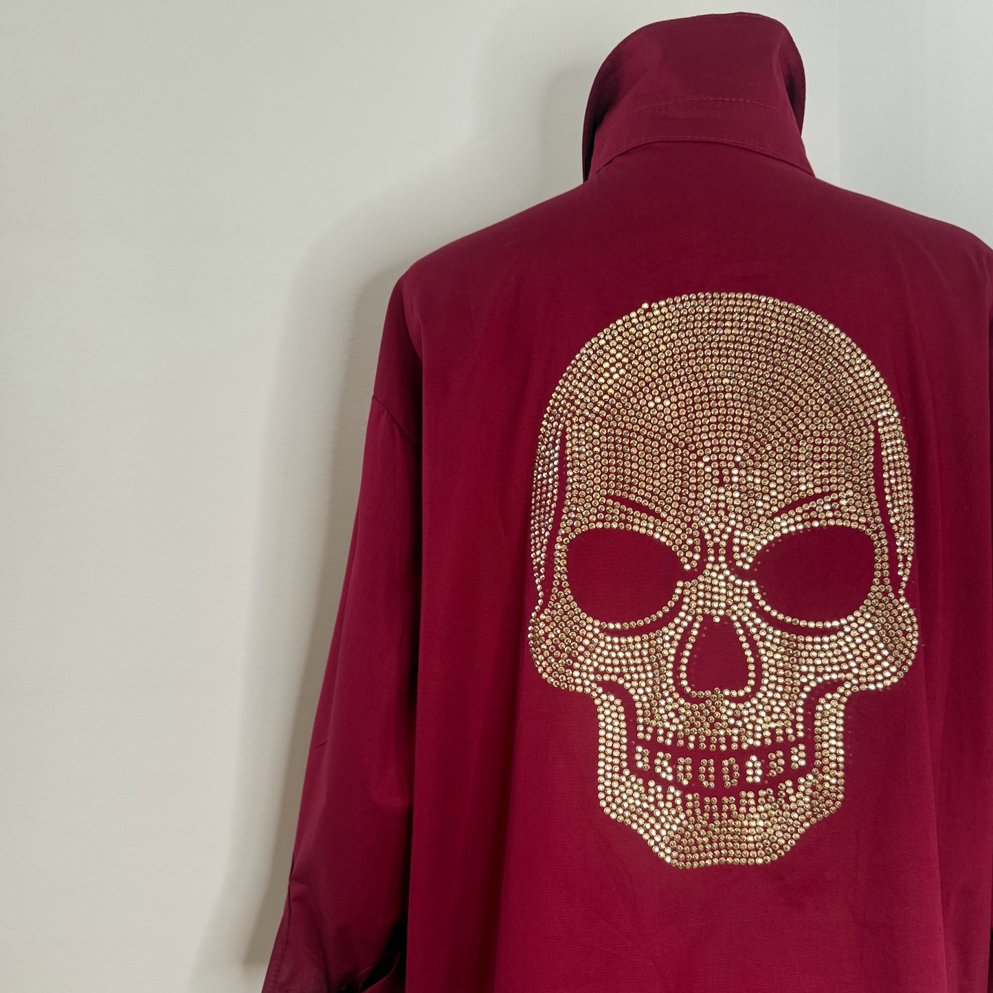 Camisa oversize con calavera de strass