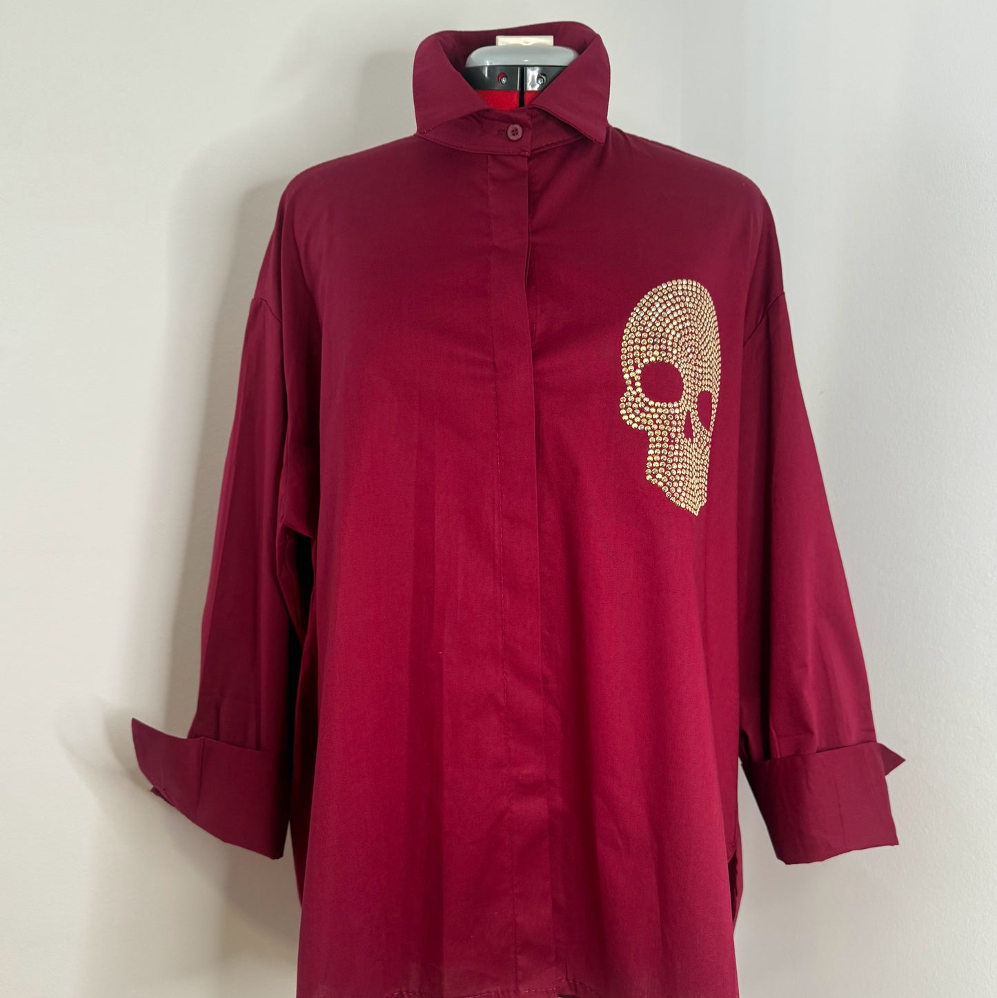Camisa oversize con calavera de strass