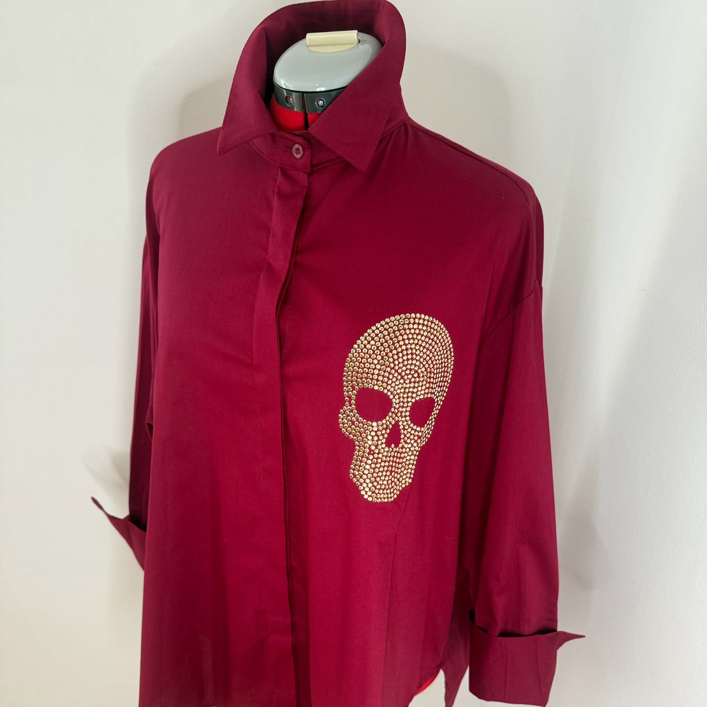 Camisa oversize con calavera de strass