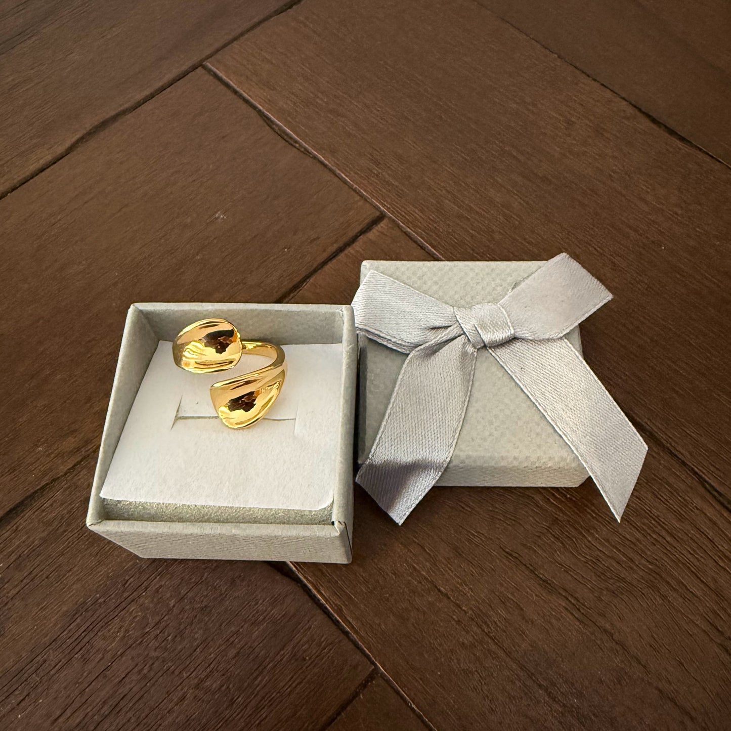 Anillo dorado minimalista y sofisticado
