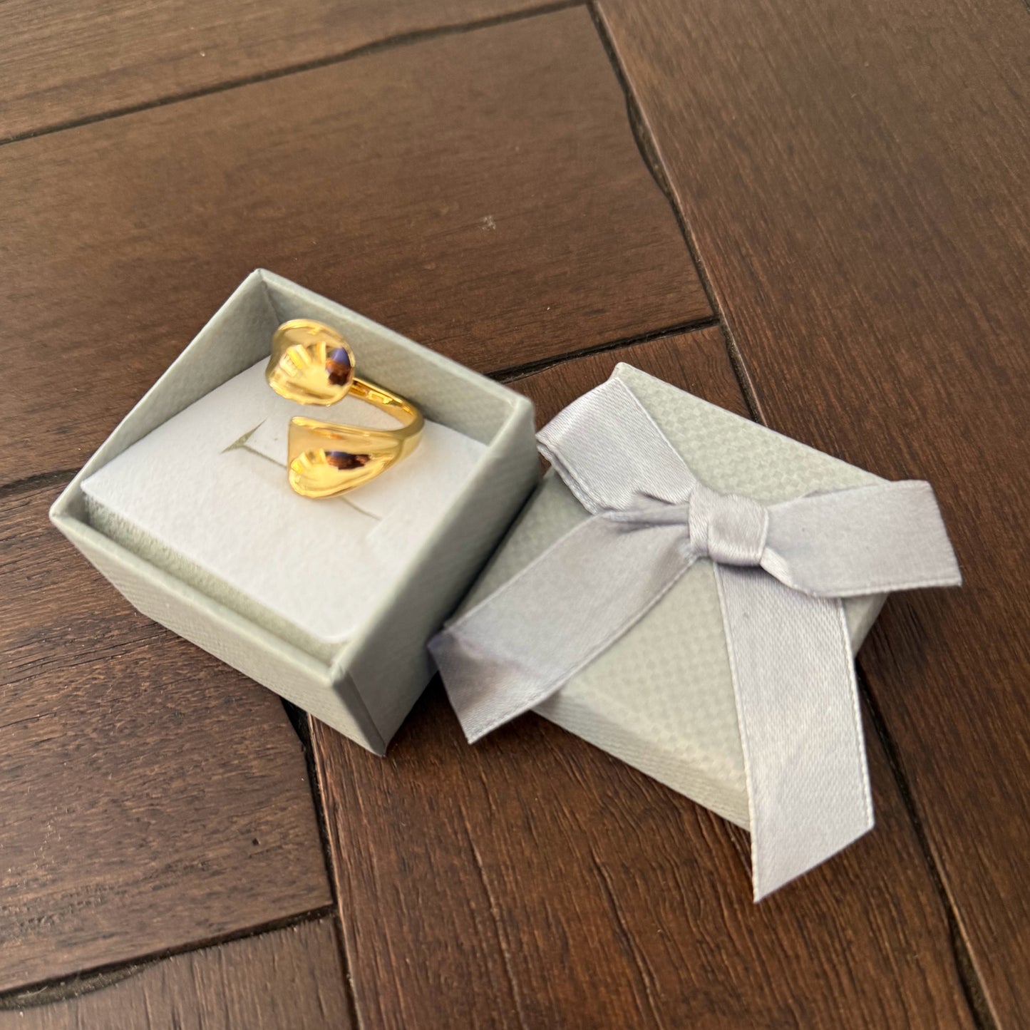 Anillo dorado minimalista y sofisticado