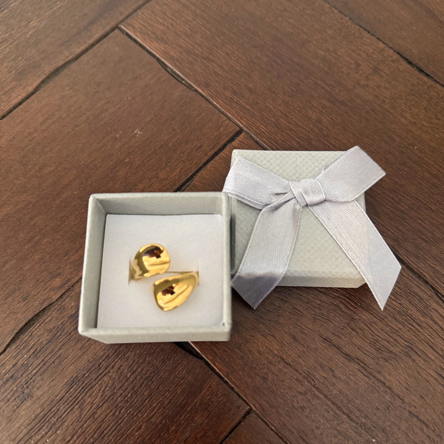 Anillo dorado minimalista y sofisticado