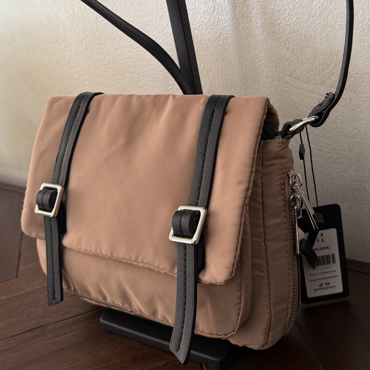 Bolso bandolera casual con hebillas disponible en varios colores.