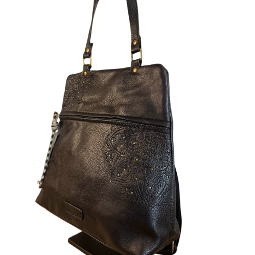 Mochila antirrobo estilo casual con detalles troquelados y mini tachuelas doradas.