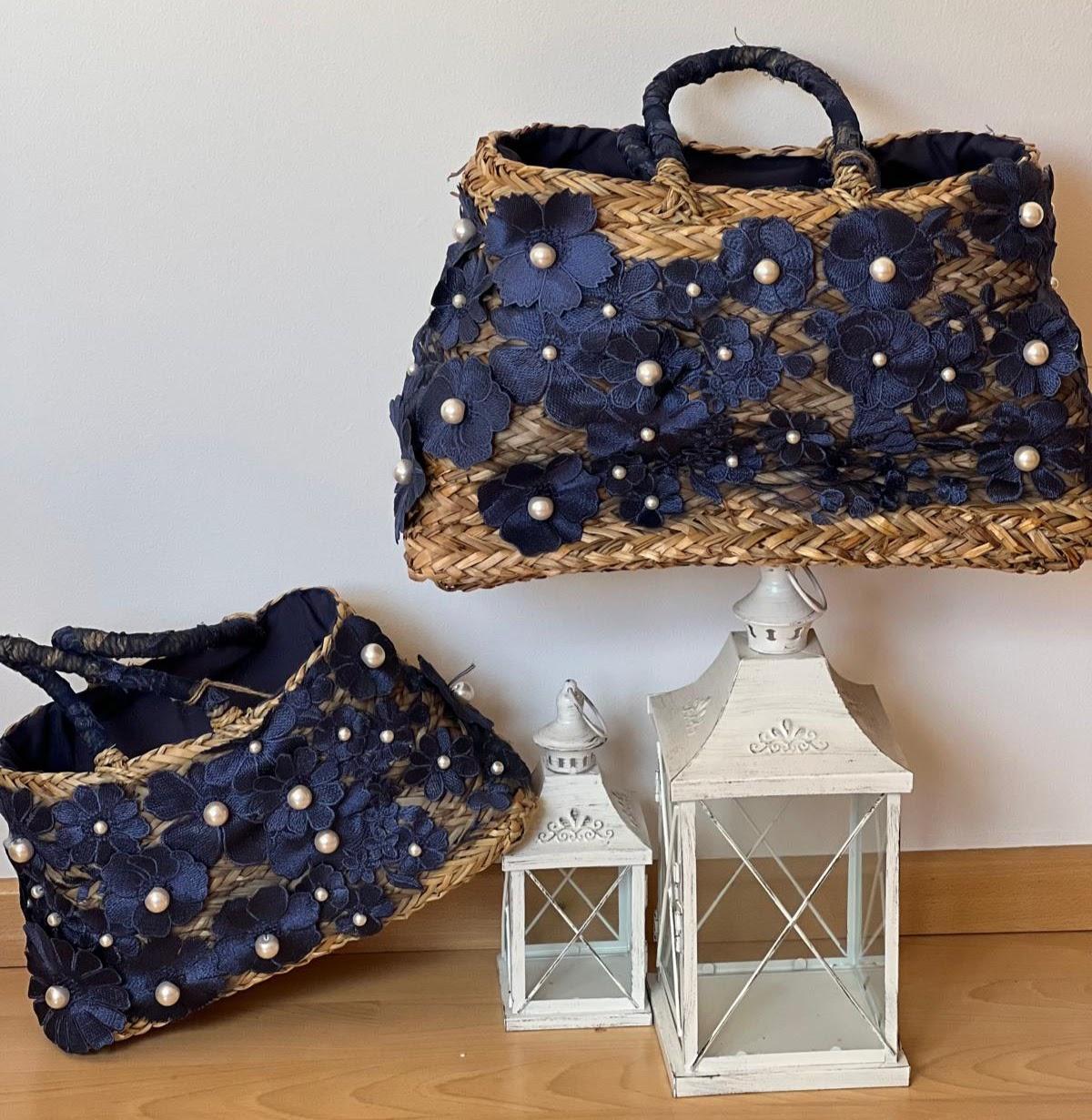 Capazo de rafia con flores bordadas en azul marino y perlas: un toque artesanal y elegante Grande