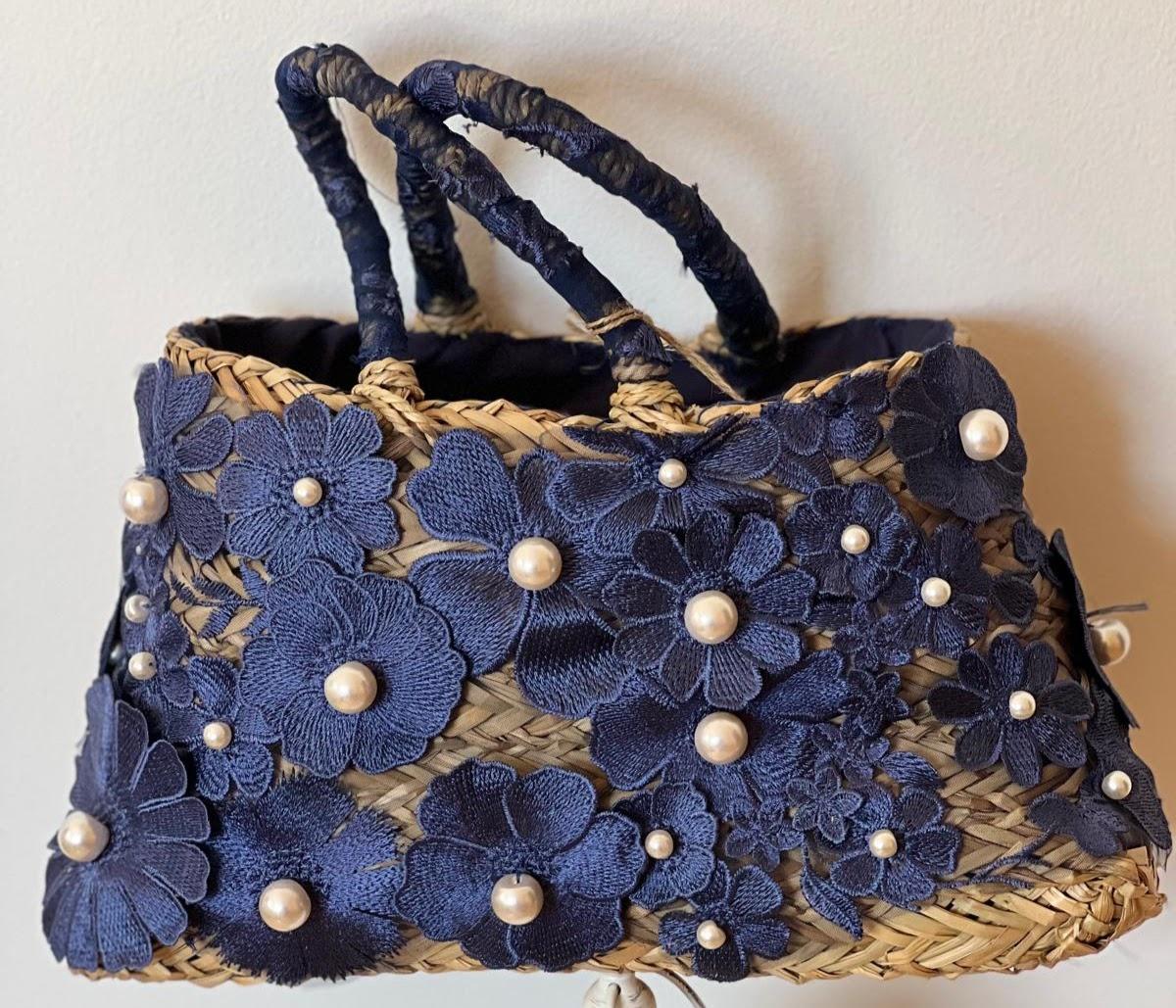 Capazo de rafia con flores bordadas en azul marino y perlas: un toque artesanal y elegante. Pequeño