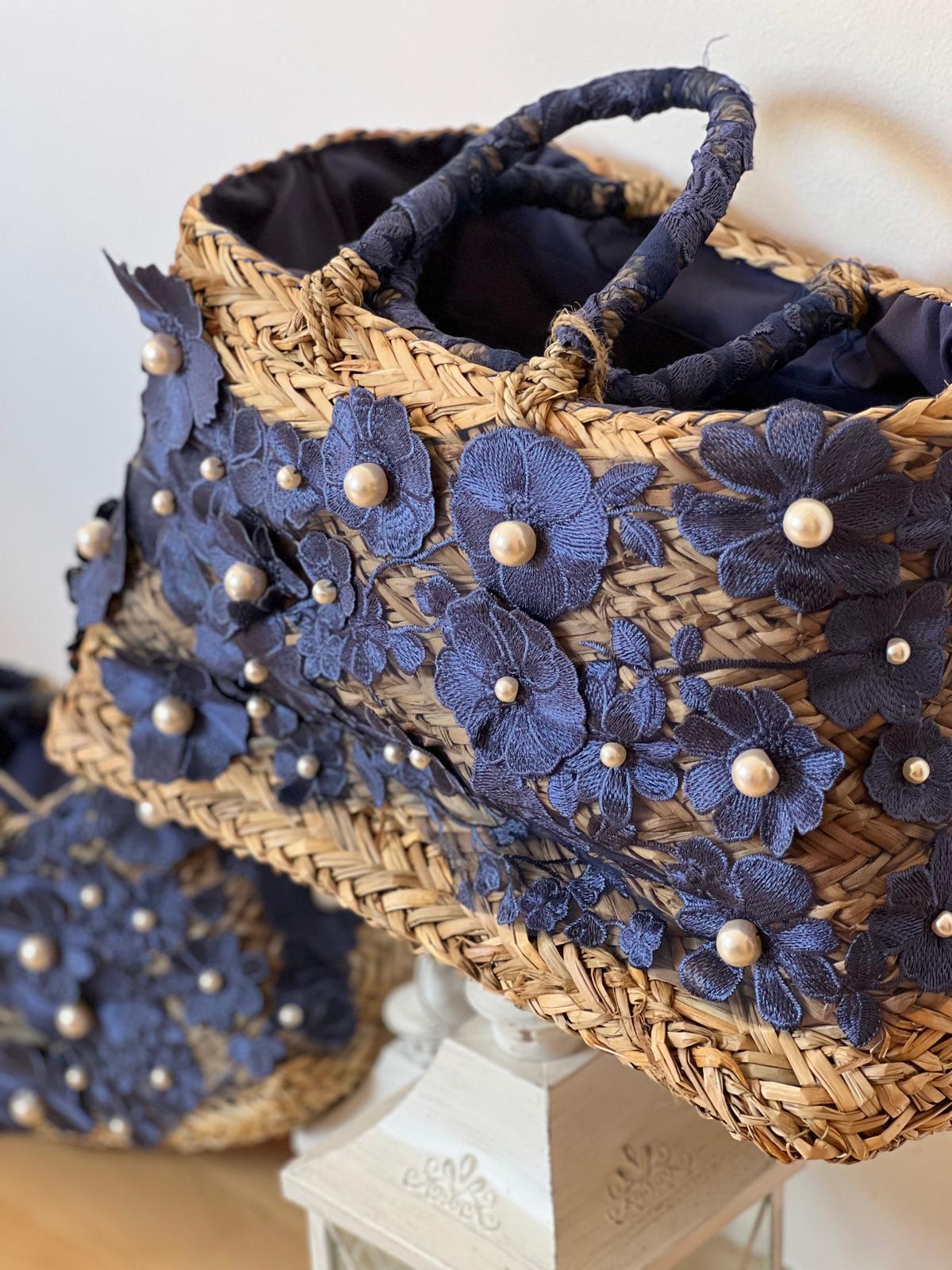 Capazo de rafia con flores bordadas en azul marino y perlas: un toque artesanal y elegante. Pequeño