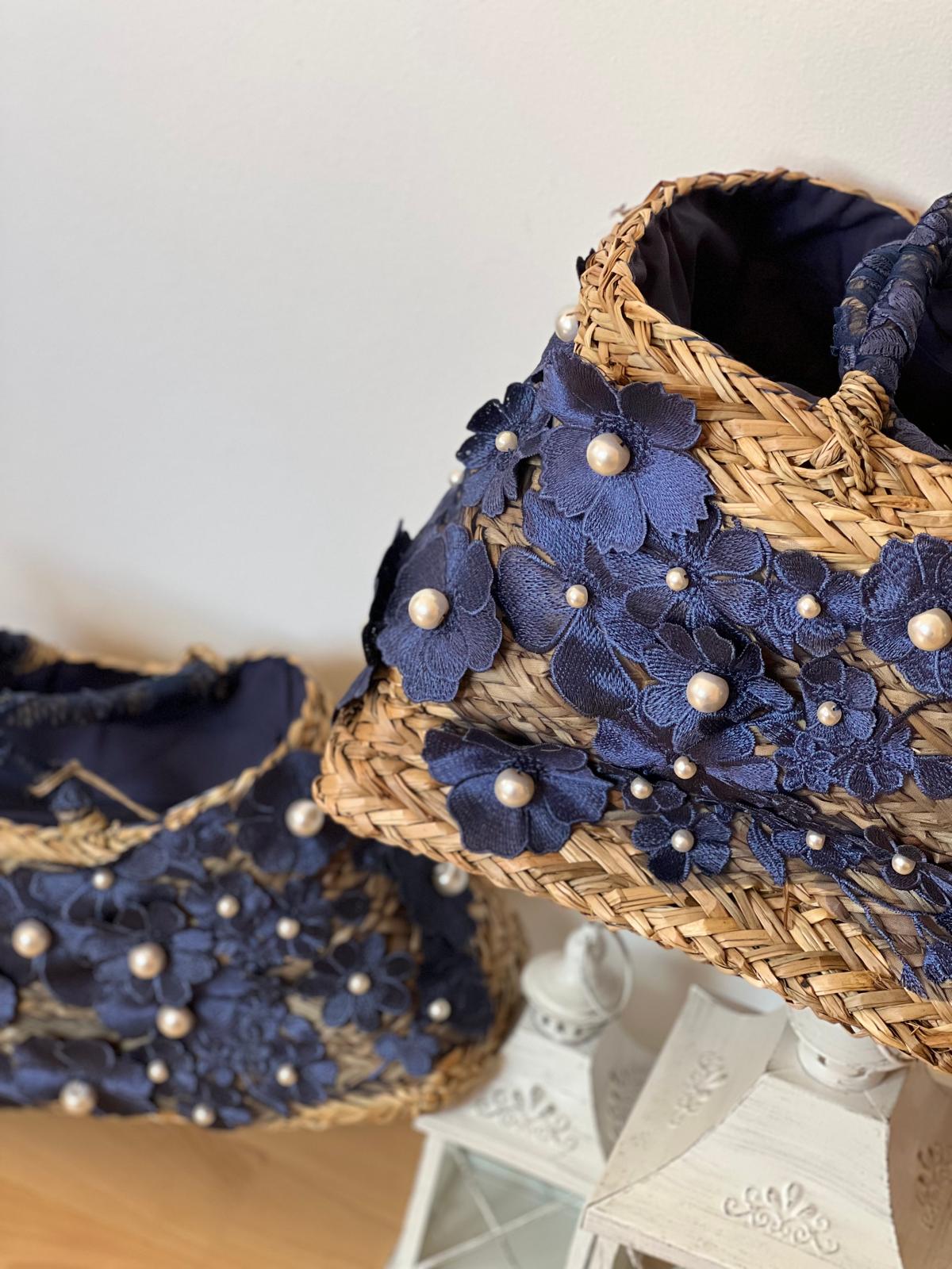 Capazo de rafia con flores bordadas en azul marino y perlas: un toque artesanal y elegante. Pequeño