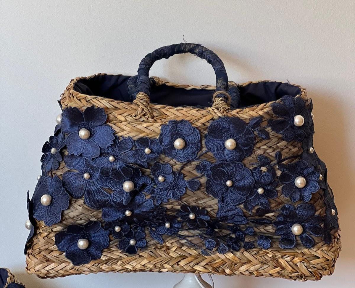 Capazo de rafia con flores bordadas en azul marino y perlas: un toque artesanal y elegante. Pequeño