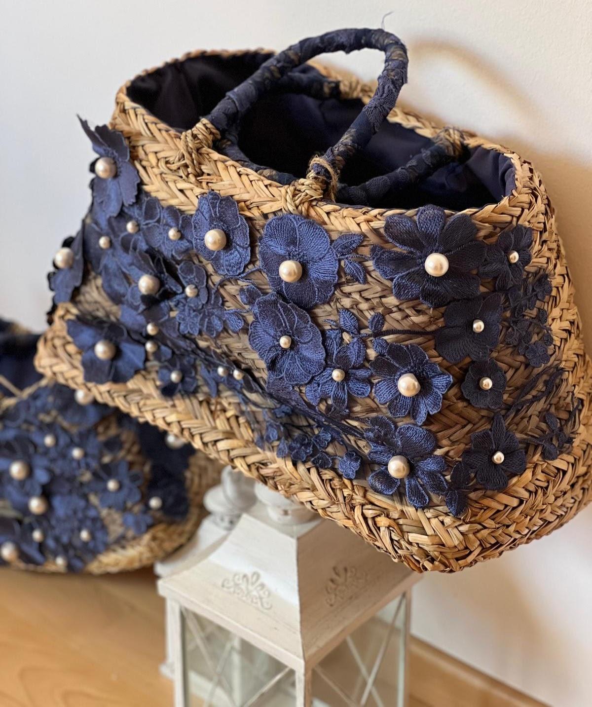 Capazo de rafia con flores bordadas en azul marino y perlas: un toque artesanal y elegante. Pequeño