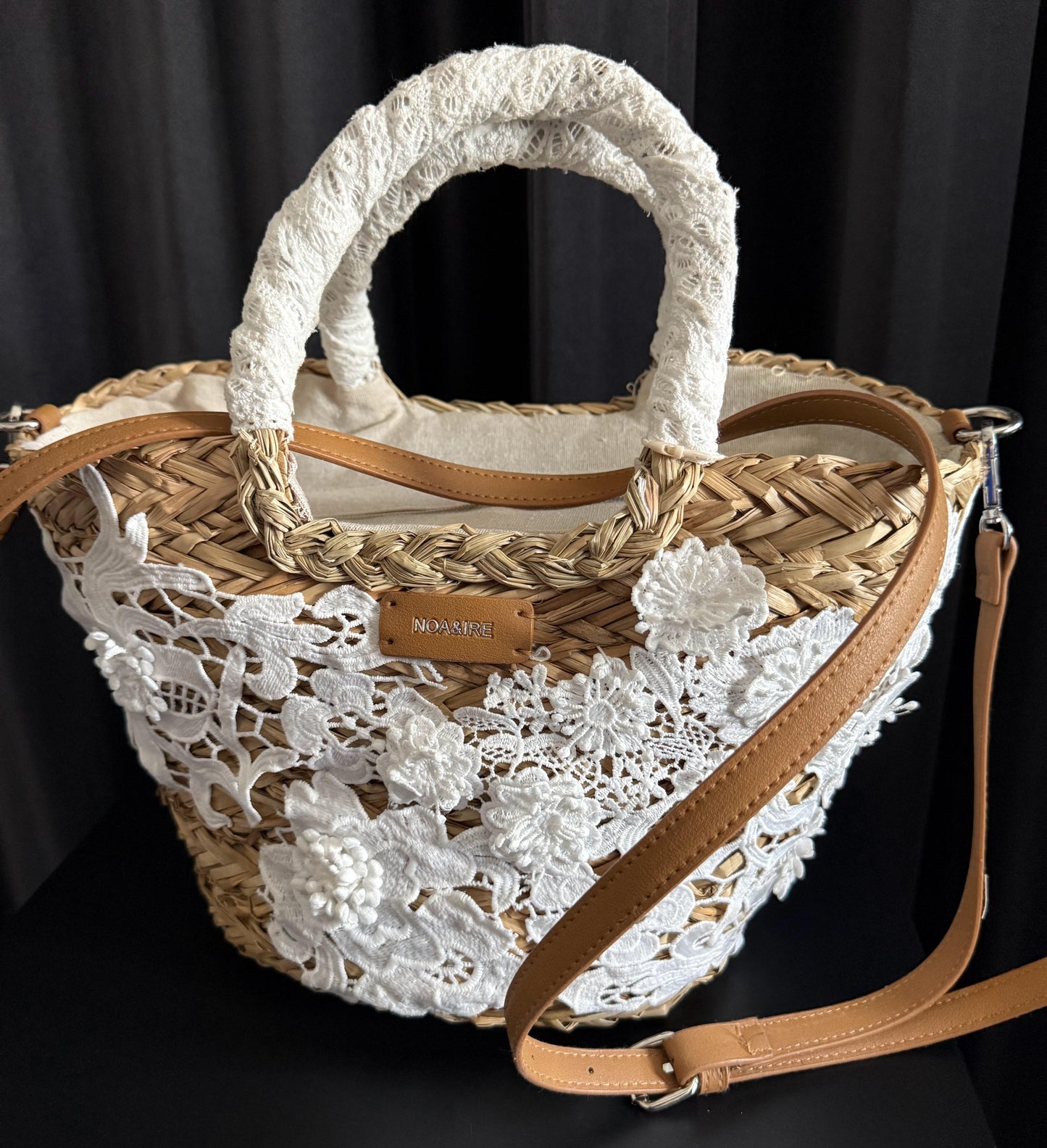 Capazo de rafia natural con encaje floral, ideal para un look bohemio y elegante