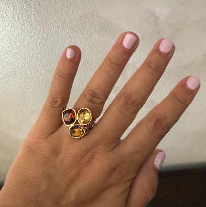 Anillo dorado con tres piedras – Diseño ajustable y elegante