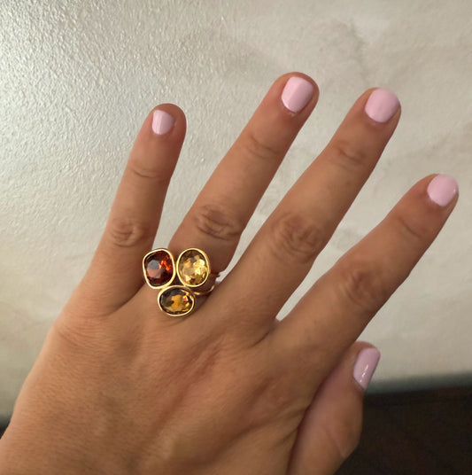 Anillo dorado con tres piedras – Diseño ajustable y elegante
