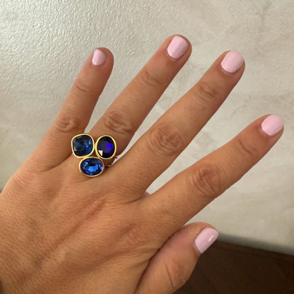 Anillo dorado con tres piedras – Diseño ajustable y elegante