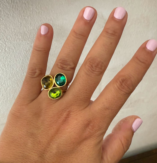 Anillo dorado con tres piedras – Diseño ajustable y elegante